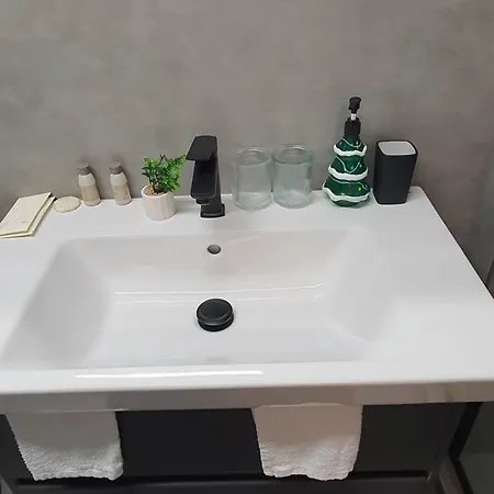 Agi Kucko - Sajat Garazzsal Apartment
